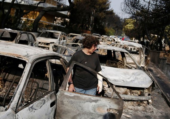 Grécia começará a enterrar vítimas de incêndio e governo enfrenta críticas