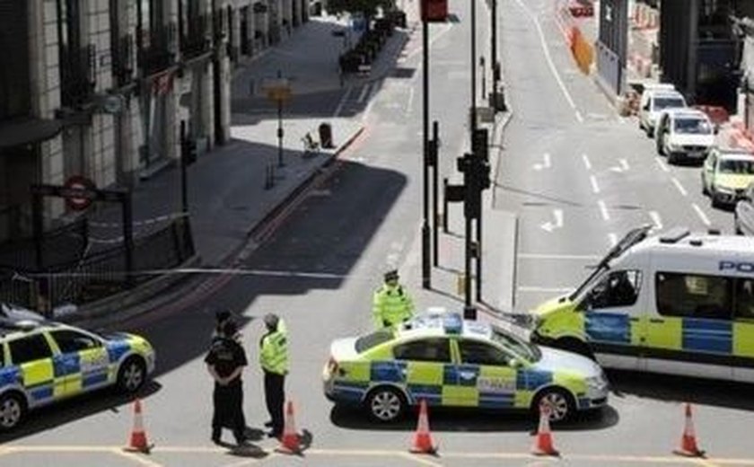 Terroristas são mortos por polícia britânica e 12 suspeitos são detidos