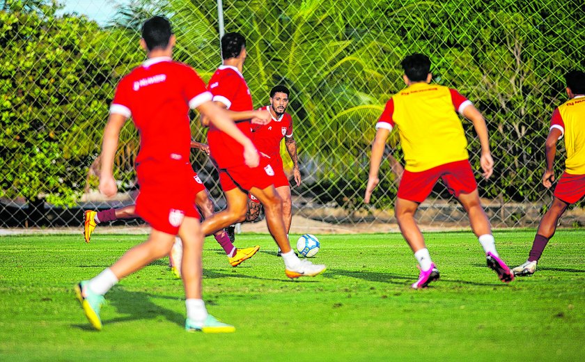 CRB intensifica os treinos para surpreender o Santos no domingo