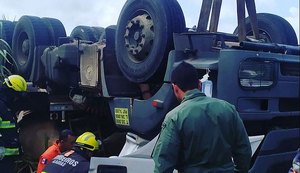 Motorista de caminhão fica preso às ferragens após veículo capotar em Campo Alegre