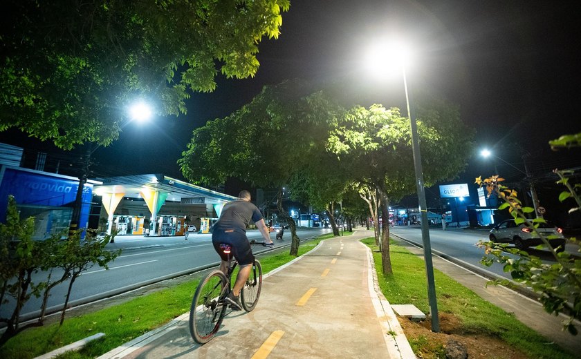 Ciclovias da Fernandes Lima e Durval de Góes Monteiro têm instalação de postes concluída