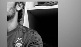 Gustavo Scarpa publica foto com a camisa do Nottingham Forest
