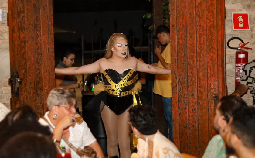 Drag Dinner Alagoas celebra divas pop em noite de glamour em Maceió