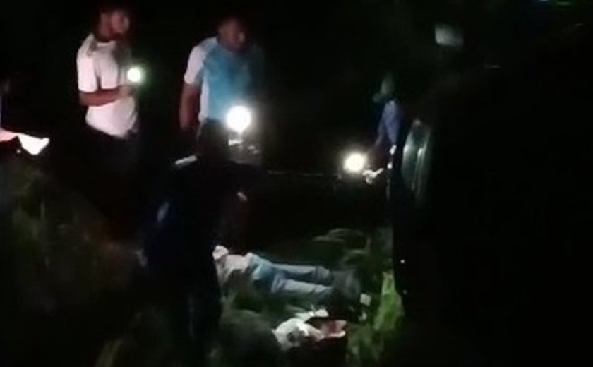 Quatro pessoas ficam feridas em acidente com van em Atalaia