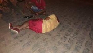 Homem é encontrado com faca cravada nas costas