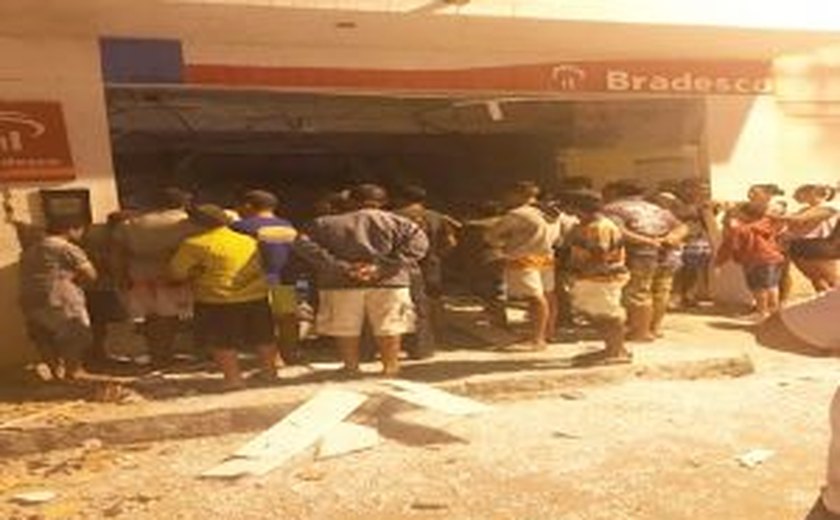 Bandidos explodem caixas eletrônicos do Bradesco em Mata Grande