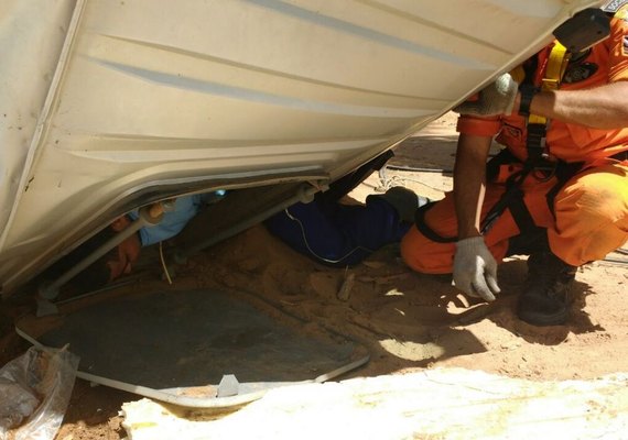 Caminhão tomba em ladeira no Gunga; ocupante é levado para área vermelha