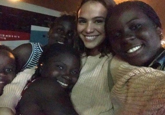 Bruna Marquezine passa o fim de semana com crianças refugiadas no Rio