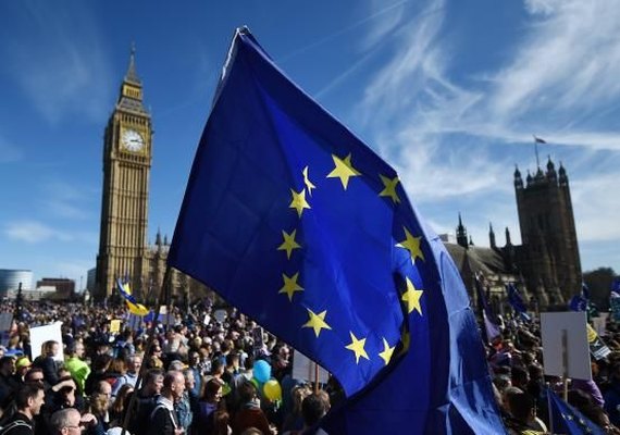 Milhares de pessoas vão às ruas de Londres para dizer 'não' ao Brexit