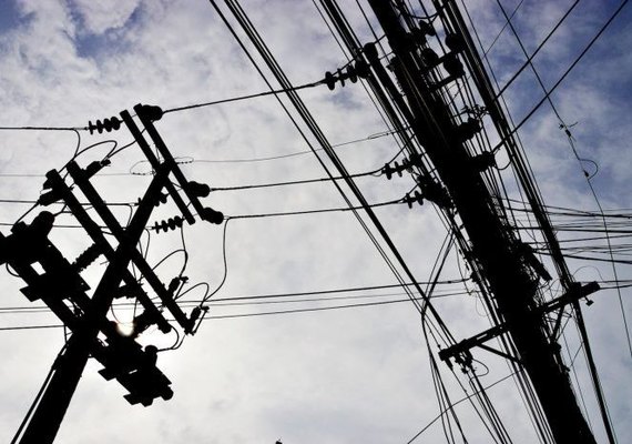 Claro, Oi, TIM e Vivo terão que organizar fios em postes de energia elétrica