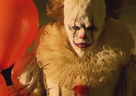 Silvio Santos esconde palhaço Pennywise em bueiro em nova pegadinha do SBT