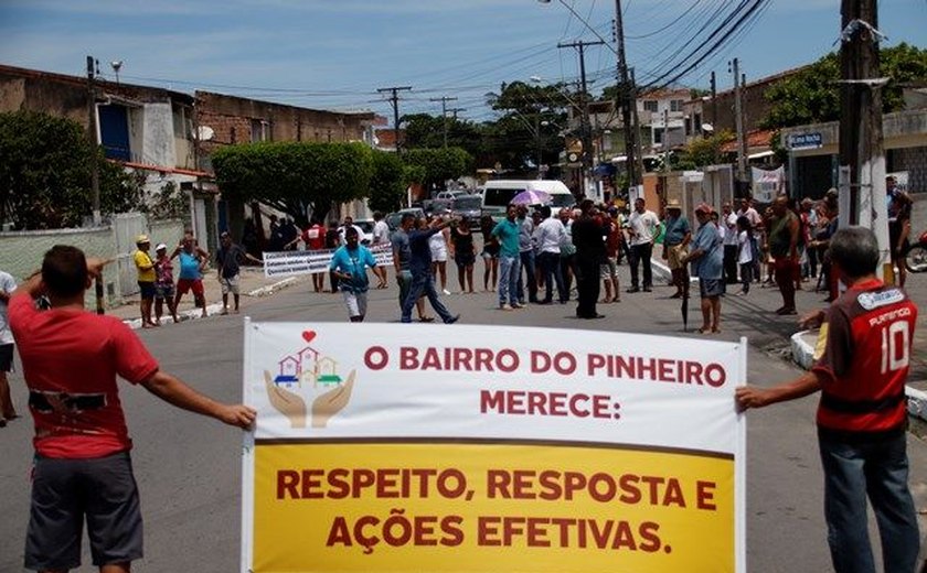 Moradores do Pinheiro fazem protesto e prometem acampar na porta da Braskem