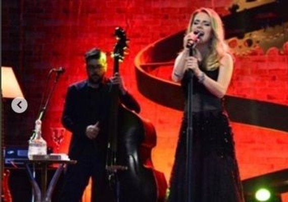 Fã invade show de Sandy e quase derruba a cantora no palco
