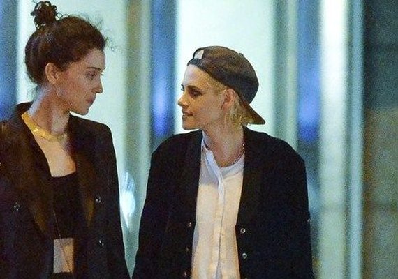 Em Nova York, Kristen Stewart tem noite romântica com St. Vincent e beijam muito