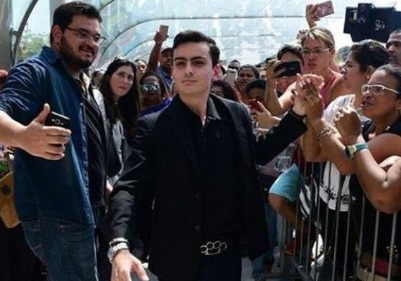 Dudu Camargo tirou selfies e deu autógrafos no velório de Marcelo Rezende