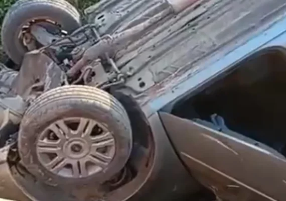 Duas pessoas ficam feridas em capotamento de veículo no Sítio Barro Vermelho