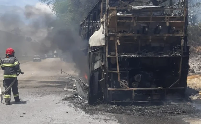 Ônibus pega fogo em rodovia alagoana, mas passageiros conseguem sair ilesos do veículo