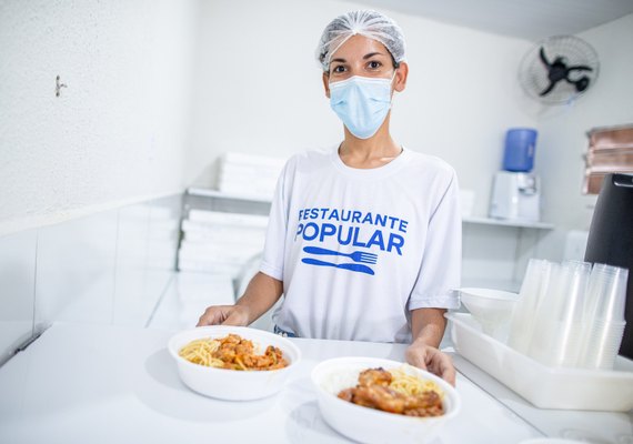 Restaurantes populares de Maceió servem refeições suficientes para alimentar Maribondo por um dia