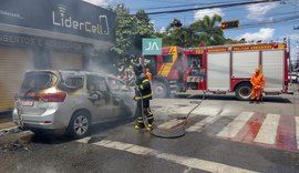 Veículo pega fogo em praça pública no Centro de Arapiraca