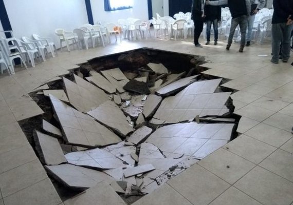 Piso de escola cede e estudantes caem em buraco
