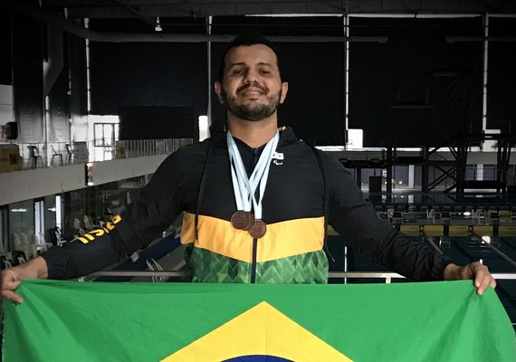 Alagoano Júnior Alexandre é campeão na vida e nas piscinas