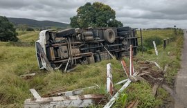 Caminhoneiro perde controle do veículo e tomba na BR-101