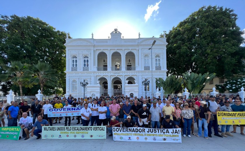 Militares realizam ato para cobrar Governo de AL