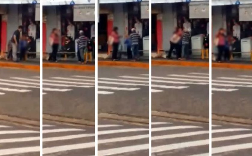 Mãe agride idoso suspeito de assediar filho de 6 anos no meio da rua