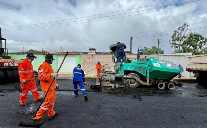Onde antes era barro, agora é caminho: Maceió avança com pavimentação e transforma realidades