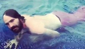 Caco Ciocler 'bomba' na web com vídeo nadando com cauda de sereia na piscina