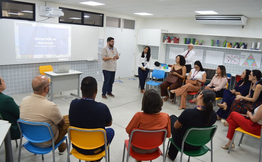 Sesi apresenta estrutura e metodologia da Escola de Referência ao TRT, MPT e Semed