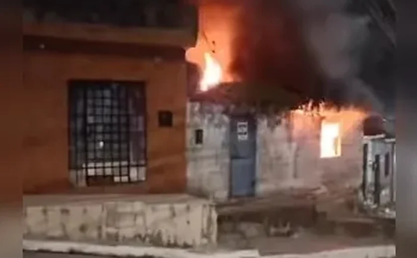 Casa é destruída por incêndio na Chã de Bebedouro e morador perde todos os pertences