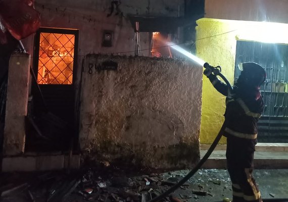 Vídeo: incêndio de médias proporções destrói estrutura de casa na Vila Brejal