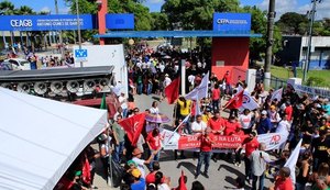 Em Maceió, milhares vão às ruas contra corte de recursos na educação