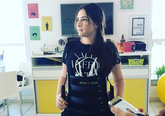 Ex-ginasta Laís Souza consegue ficar em pé com ajuda de aparelho
