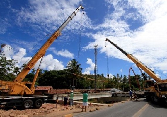 Nova ponte sobre o rio Jacarecica recebe vigas de sustentação