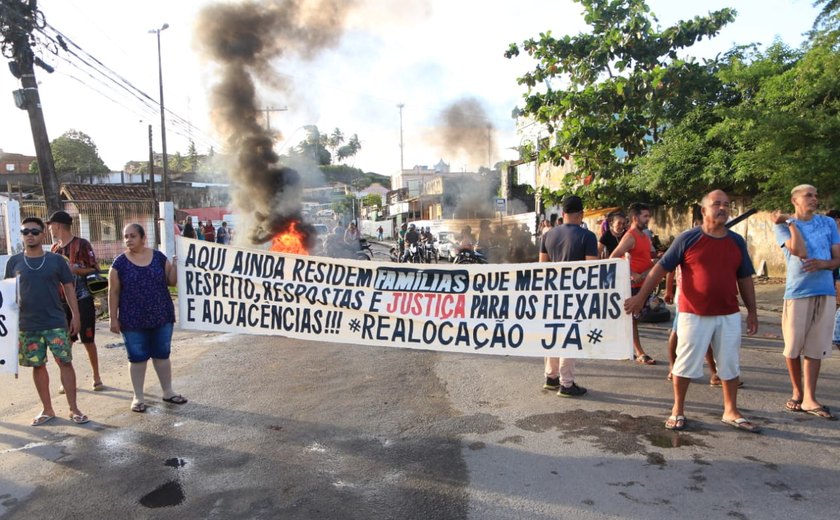 Moradores dos Flexais fecham via em protesto contra Prefeitura de Maceió