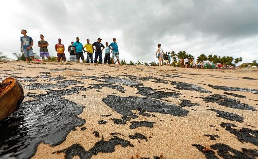 Manchas de óleo: ações do governo federal são tardias, dizem deputados