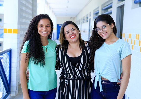Professora da rede estadual ministra aulas de redação abertas à comunidade