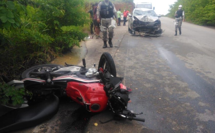 Chuvas causam novo acidente com veículo aquaplanando e motociclista sai ferido