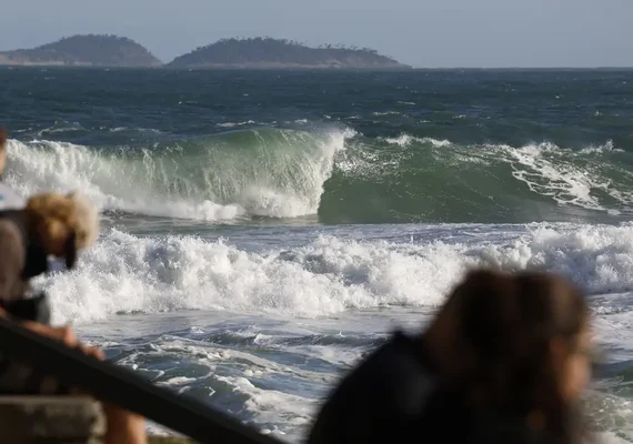 Guarda-vidas buscam casal que desapareceu na Praia do Leme