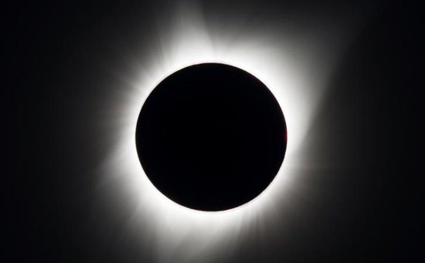 Norte-americanos se empolgam com contemplação de eclipse solar total
