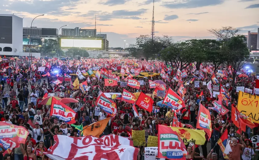 Milhares de estudantes tomam a Esplanada dos Ministérios em apoio a Lula