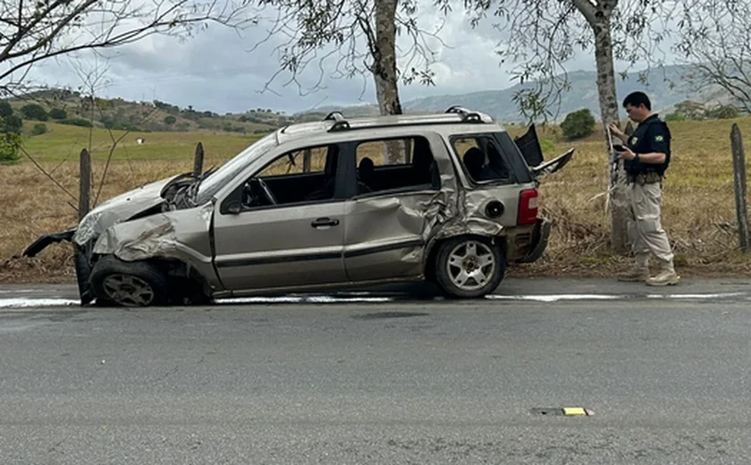 Colisão entre dois carros deixa duas pessoas mortas e duas feridas na BR-104