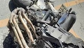 Motociclista é arremessado para sentido contrário da Avenida Menino Marcelo após bater em caminhão