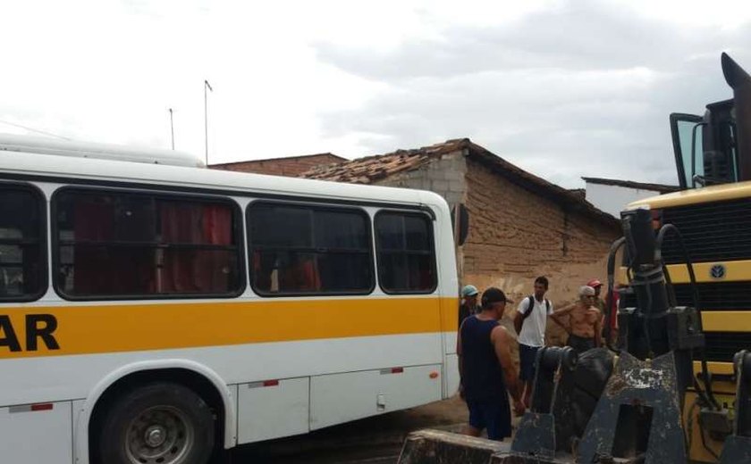 Homem é imprensado entre ônibus e muro e tem perna fraturada