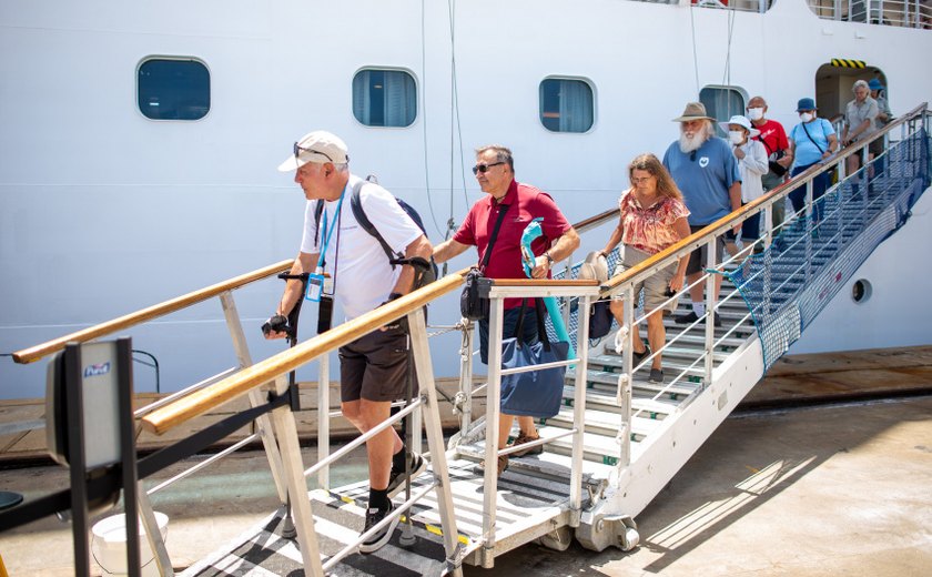 Cruzeiro MS Seven Seas chega a Maceió com mais mil pessoas a bordo neste sábado (18)