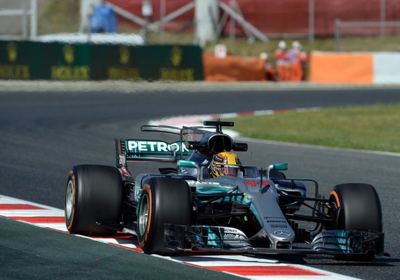 Lewis Hamilton lidera o primeiro treino livre da F1 em Barcelona