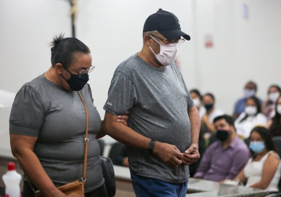 Homem que ateou fogo em mulher e filha é condenado a 26 anos de prisão