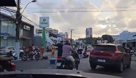 Acidente envolvendo duas motos e um carro deixa quatro pessoas feridas